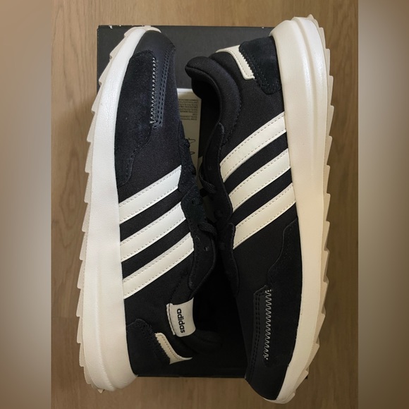 ADIDAS RETRORUN RUNNING SHOES, BLACK/WHITE, WOMEN’S US SIZE 8, NIB - Picture 2 of 6